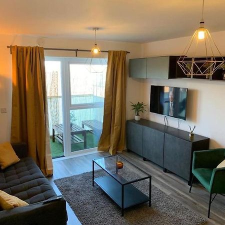Lovely 1-Bed Serviced Apartment With Free Parking 웨스트 서록 외부 사진