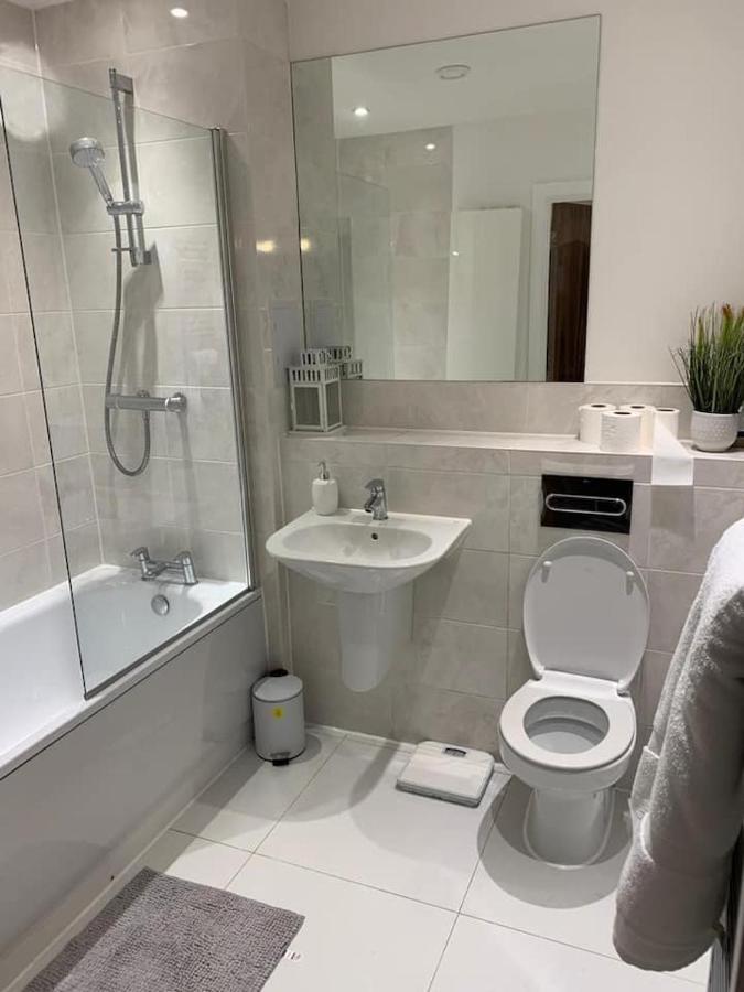 Lovely 1-Bed Serviced Apartment With Free Parking 웨스트 서록 외부 사진