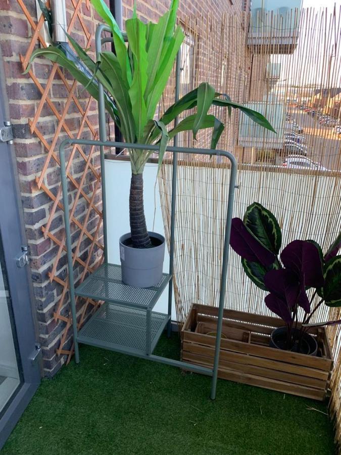 Lovely 1-Bed Serviced Apartment With Free Parking 웨스트 서록 외부 사진